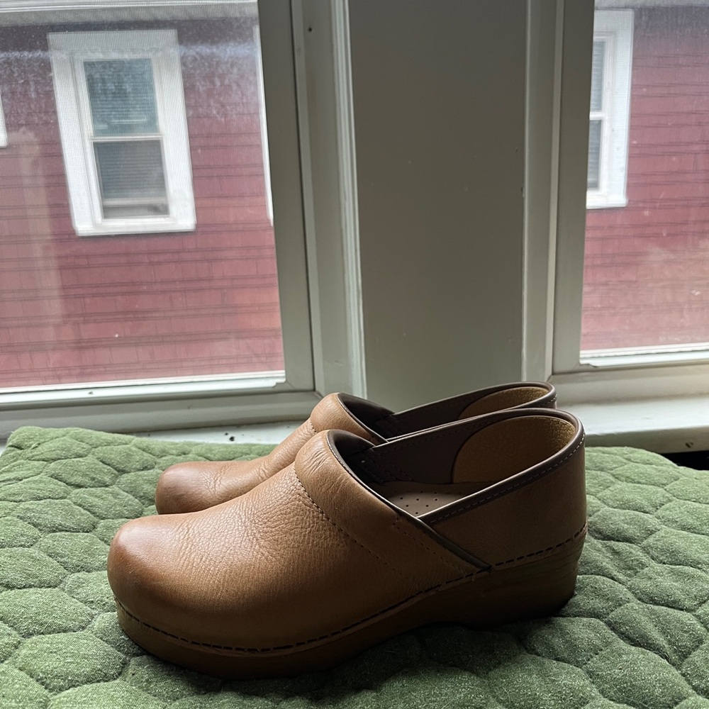 Like New Dansko Professional Honey Distressed Clog - Size 8 / 39